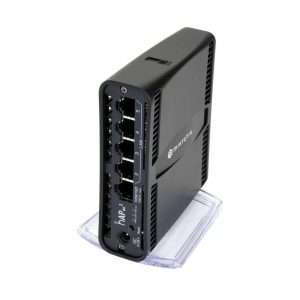 Vam nagaja Wi-FI signal? Brez skrbi, imamo rešitev! Z Mikrotik hAP AX2 je brezžični signal močnejši kot kdaj koli prej. Uporablja standard 802.11ax s podporo za Wave 2, kar pomeni, da je glede na prejšnje generacije: -40% hitrejši v 5 GHz omrežju -90% hitrejši v 2,4 GHz omrežju